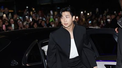 8 Gaya RM BTS di Milan Fashion Week 2023, Berkarisma Tampil Bak Model