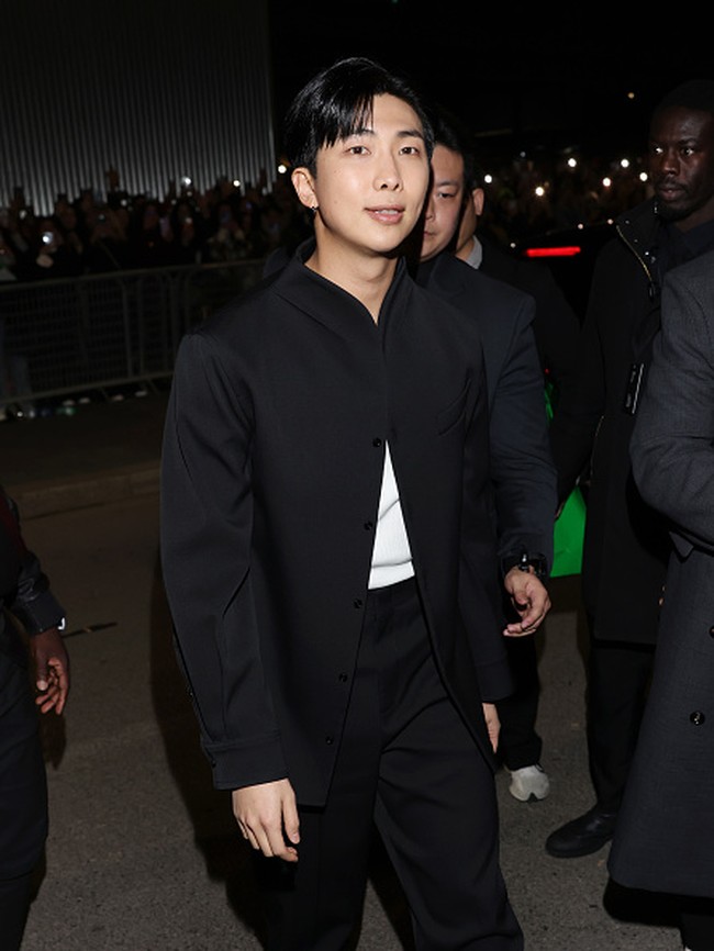 Penampilan RM BTS di Milan Fashion Week 2023 sontak menjadi perbincangan netizen Korea. Proporsi tubuhnya menuai sorotan. RM BTS dinilai cocok menjadi model dengan tinggi badan 181 cm. Foto: Getty Images