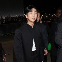 Penampilan RM BTS di Milan Fashion Week 2023 sontak menjadi perbincangan netizen Korea. Proporsi tubuhnya menuai sorotan. RM BTS dinilai cocok menjadi model dengan tinggi badan 181 cm. Foto: Getty Images