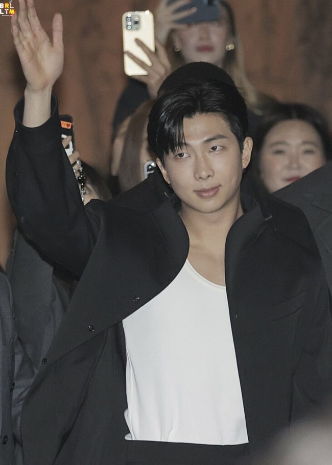 Dalam foto yang beredar, pemilik nama asli Kim Namjoon itu terlihat duduk di samping solois Kelela dan fashion stylist Kim Youngjin. Foto: Getty Images