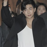 Dalam foto yang beredar, pemilik nama asli Kim Namjoon itu terlihat duduk di samping solois Kelela dan fashion stylist Kim Youngjin. Foto: Getty Images