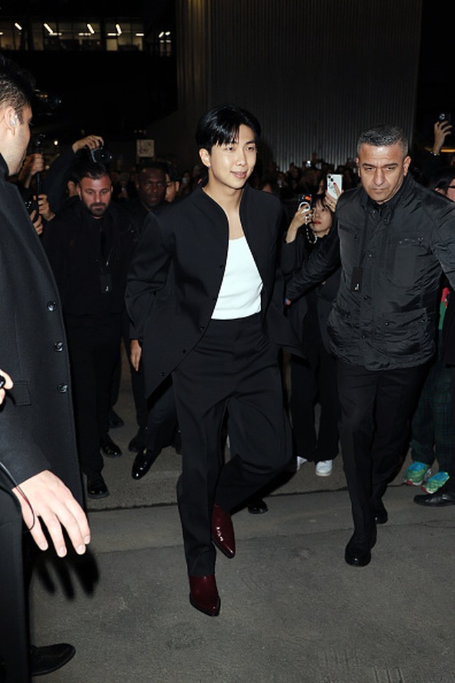 RM BTS menghadiri peragaan busana Bottega Veneta dalam rangkaian Milan Fashion Week 2023 pada Sabtu (25/2/2023). Foto: Getty Images