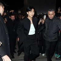 RM BTS menghadiri peragaan busana Bottega Veneta dalam rangkaian Milan Fashion Week 2023 pada Sabtu (25/2/2023). Foto: Getty Images