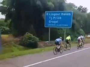 Rombongan Pesepeda Terobos Tol Masuk dari Pondok Gede Barat Saat Lalin Padat