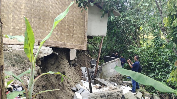 Rumah menggantung akibat tanah longsor di Kalanganyar, Lebak, Banten. (Fathul Rizkoh/detikcom)