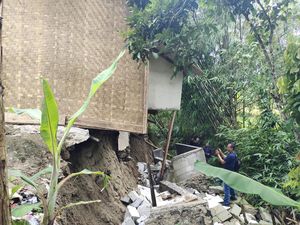 Warga Lebak Cerita Detik-detik Rumahnya Menggantung Akibat Tanah Longsor