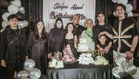 Semua kakak Shafeea Ahmad, kecuali Dul Jaelani menghadiri pesta ulang tahunnya yang didominasi warna hitam. Foto: dok. Instagram