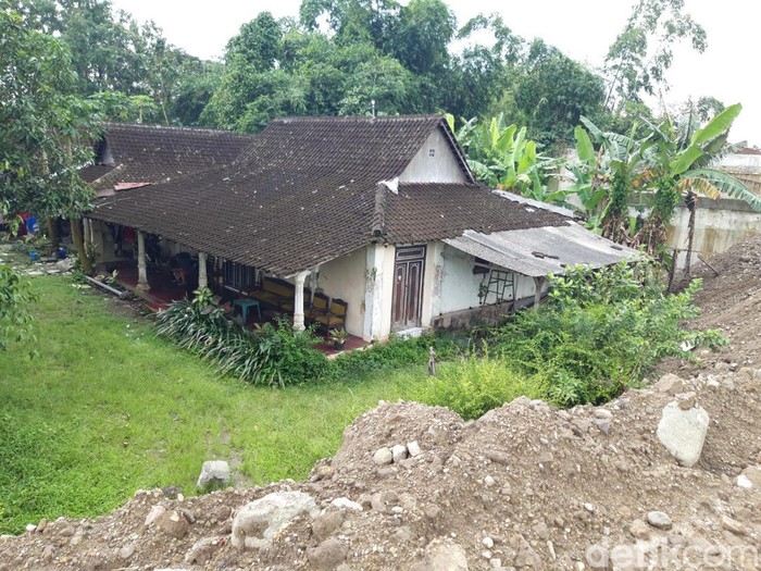 Samping rumah milik Alm Sri Surantini di Dukuh Klinggen, Desa Guwokajen, Kecamatan Sawit, Kabupaten Boyolali, sudah diuruk untuk jalan tol Jogja-Solo, Senin (27/2/2023).