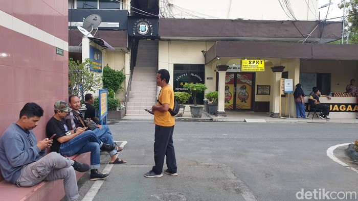 Sejumlah jurnalis usai melaporkan preman yang intimidasi wartawan di Polrestabes Medan. (Goklas Wisely/detikSumut)