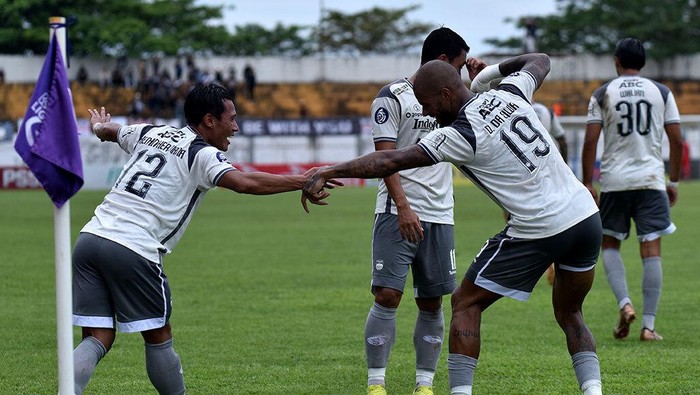 Selerasi pemain Persib usai mencetak gol ke gawang Barito Putera, Senin (27/2/2023).