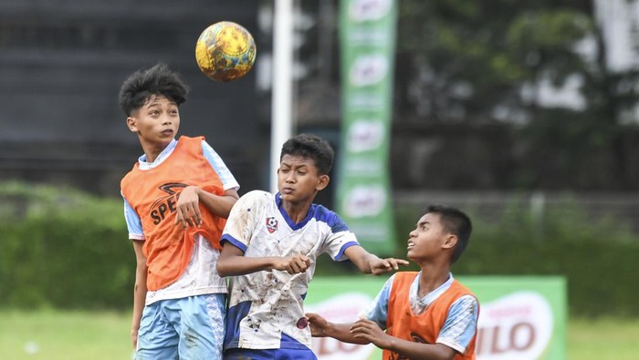 Semarak Anak-anak Ikut Turnamen Sepakbola Usia Dini Pemain Bintang FC Rembang berebut bola di udara dengan pemain SSB Katlea Surabaya pada pertandingan final Milo National Championship ketegori U-13 di Stadion Gelanggang Mahasiswa Soemantri Brodjonegoro, Jakarta (26/2/2023). Nestl MILO kembali mendukung perkembangan sepak bola anak Indonesia melalui MILO National Championship 2023 yang diselenggarakan oleh Garuda Anak Nusantara (GAN). ANTARA FOTO/Hafidz Mubarak A/nz