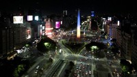 Obelisk diterangi dengan warna Ukraina untuk menandai peringatan satu tahun invasi Rusia ke negara itu, di Buenos Aires, Argentina. Merespons bantuan barat ke Ukraina, Rusia semakin gencar melangsungkan serangan. Belakangan, serangan itu menyasar fasilitas energi Ukraina. AP/Natacha Pisarenko