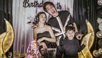 El juga diketahui sangat menyayangi adik perempuannya itu. Begini pose akrab mereka saat berfoto bersama dengan sajian cupcake di pesta tersebut. Foto: Instagram @shafeeamd_, @elrumi, @alghazalikohler