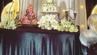 Shafeea Ahmad memilikh tema ulang tahunnya serba hitam. Ia mendapatkan kue ulang tahun 2 tingkat yang cantik dengan hiasan bunga, serta cupcake berwarna merah muda. Foto: Instagram @shafeeamd_, @elrumi, @alghazalikohler