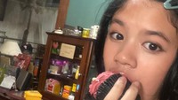 Shafeea tampak lucu ketika menikmati cupcake yang diberikan oleh temannya di pesta ulang tahunnya. Ia juga tampak polos ketika berpose di depan kamera. Foto: Instagram @shafeeamd_, @elrumi, @alghazalikohler