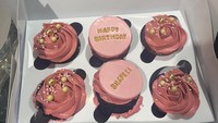 Cupcake cantik berikut ini adalah hadiah dari temannya. Bertuliskan, Happy birthday Shafeea. Cupcake itu juga diberikan hiasan bunga mawar. Foto: Instagram @shafeeamd_, @elrumi, @alghazalikohler
