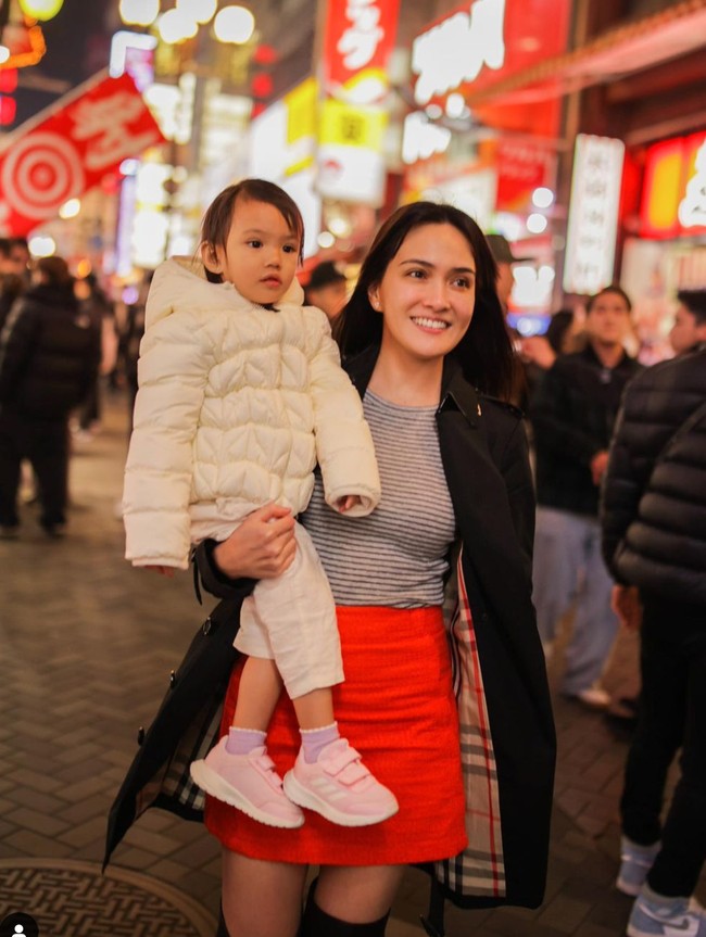 Selama di Jepang Shandy pun terlihat momong putrinya sendiri. Berpose bersama sang putri, Shandy kerap dijuluki sebagai hot mom. Foto: Instagram/@shandyaulia