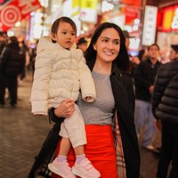 Selama di Jepang Shandy pun terlihat momong putrinya sendiri. Berpose bersama sang putri, Shandy kerap dijuluki sebagai hot mom. Foto: Instagram/@shandyaulia