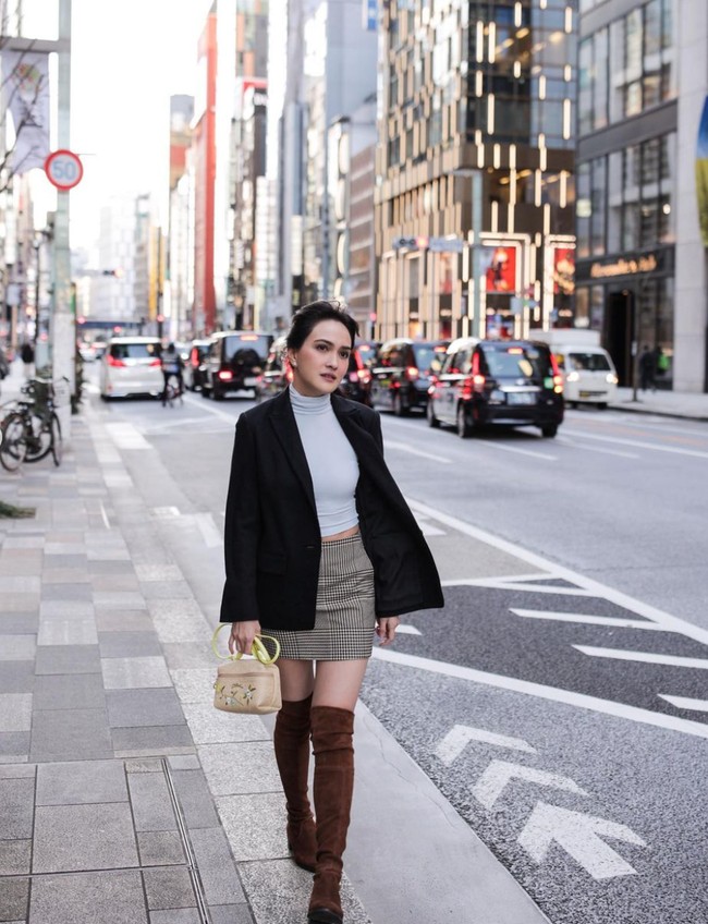 Begini gaya Shandy Aulia saat berpose di pinggir jalan Ginza, Tokyo. Berparas cantik dan selalu tampil stylish, tak heran jika banyak yang mengidolakan ibu satu orang anak tersebut. Foto: Instagram/@shandyaulia