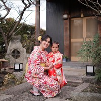 Momen saat Shandy Aulia dan putri kecilnya kompak mengenakan baju tradisional Jepang, Kimono. Berpose bersama, keduanya tampil cantik dan menawan. Foto: Instagram/@shandyaulia