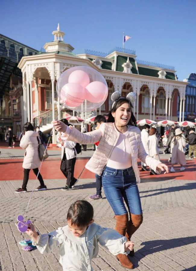 Selama di sana Shandy juga mengajak sang putri berkunjung ke Disneyland Tokyo. Sebagai ibu siaga, Shandy pun menemani sang putri bermain di sana. Foto: Instagram/@shandyaulia