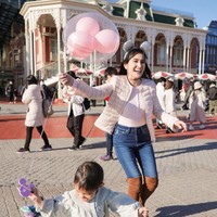 Selama di sana Shandy juga mengajak sang putri berkunjung ke Disneyland Tokyo. Sebagai ibu siaga, Shandy pun menemani sang putri bermain di sana. Foto: Instagram/@shandyaulia