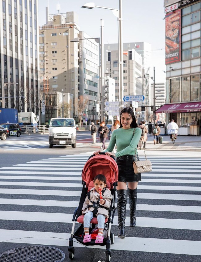 Melalui akun Instagram pribadinya Shandy Aulia membagikan potretnya saat berlibur ke Jepang. Tak sendirian, Shandy mengajak serta sang buah hati, Claire Herbowo. Foto: Instagram/@shandyaulia