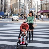 Melalui akun Instagram pribadinya Shandy Aulia membagikan potretnya saat berlibur ke Jepang. Tak sendirian, Shandy mengajak serta sang buah hati, Claire Herbowo. Foto: Instagram/@shandyaulia