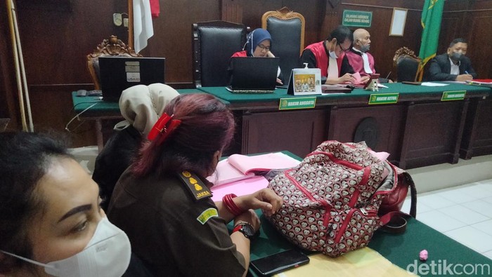 Sidang pembacaan terdakwa Nicolas di PN Surabaya