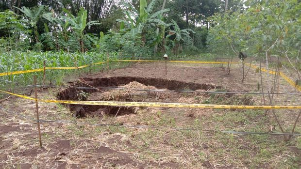 Sinkhole yang muncul di Pedukuhan Sumberan, Kalurahan Kenteng, Kapanewon Ponjong, Kabupaten Bantul.