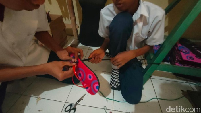 SLB di Pangandaran Produksi Sandal Jepit Karya anak Disabilitas