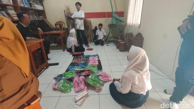 SLB di Pangandaran Produksi Sandal Jepit Karya anak Disabilitas