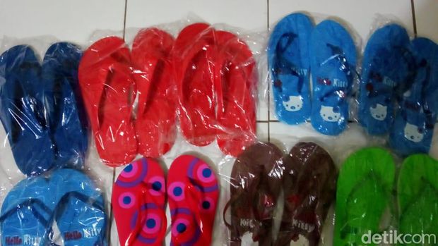 SLB di Pangandaran Produksi Sandal Jepit Karya anak Disabilitas