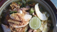 Tempat makan soto ayam Lamongan lain juga ada di Ragunan, Jakarta Selatan. Namanya Soto Ayam Cak Akup yang jualannya di warung tenda. Soto ini memiliki porsi yang cukup besar, ada tambahan aneka sate yang lezat. Harga seporsi mulai dari Rp 13.000 saja. Foto: Google Review