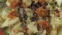 Soto Lamongan Fira berlokasi di Pancoran Barat, Jakarta Selatan. Warung ini menawarkan soto yang gurih hangat dengan tambahan aneka topping. Mulai dari telur, ati ampela, ceker, hingga paru goreng. Harga juga terjangkau, yaitu Rp 15.000. Foto: Google Review