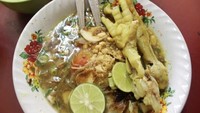 Seporsi soto Lamongan bisa ditambahkan ceker agar tambah nikmat. Warung Soto Lamongan Cak Nan di Kemang Utara, Jakarta Selatan ini juga bisa ditambahkan sayap dan kulit ayam. Harganya mulai dari Rp 10.000 saja tanpa nasi. Foto: Google Review