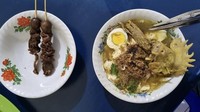 Kamu juga patut mencoba Soto Ayam Gondrong di Bekasi. Tempat ini memawarkan soto ayam khas Lamongan yang gurih sedap. Kamu bisa menambahkan sayap, ceker, hingga kepala ayam kalau menyukainya. Harganya sekitar Rp 14.000 - 16.000 saja. Foto: Google Review