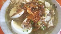 Warung makan soto Lamongan di Jalan Harapan Indah No. 28 satu ini terkenal enaknya. Namanya Soto Lamongan Pakde Masdukin yang disajikan dengan ayam kampung. Soto seharga Rp 12.000 ini juga bisa dinikmati dengan aneka sate yang lezat. Foto: Google Review