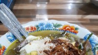 Soto Lamongan Ning Novi Jalan DR. Sukaman, Tangerang, juga patut dicoba. Tempatnya cukup luas, sehingga nyaman untuk bersantap. Kuah sotonya kuning bening yang gurih berkaldu, pesan juga seporsi ceker agar nikmat. Harganya Rp 13.000 - 15.000. Foto: Google Review
