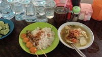 Soto Lamongan Bejo Prayetno juga memiliki cita rasa yang nikmat. Kamu bisa mengunjungi warung ini kalau sedang berada di kawasan Salemba, Jakarta Pusat. Soto kuah bening dengn harga Rp 13.000 ini terasa gurih dengan irisan daging ayam yang besar. Foto: Google Review