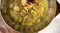 Kamu bisa merasakan nikmatnya Soto Lamongan di sekitar Sunter, Jakarta Utara. Namanya Soto Lamongan Pak Toha. Racikannya sederhana, namun rasanya sangat enak. Untuk menikmatinya, kamu cukup bayar Rp 15.000-an saja. Foto: Google Review