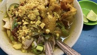Kawasan Tebet Barat, Jakarta Selatan terkenal dengan kulinernya yang menarik. Salah satu yang patut dicoba adalah Soto Lamongan Cak Pri yang berdiri di warung tenda. Kamu bisa menikmati seporsi soto dengan beragam pilihan topping ini seharga Rp 15.000-an. Foto: Google Review