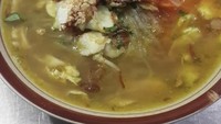 Soto Lamongan Cak Arifin pas sekali kamu kunjungi untuk makan siang. Lokasinya berada di kawasan Duren Sawit, Jakarta Timur. Soto berkuah bening agak kuning ini disajikan bersama ayam suwir, telur, dan koya. Raciklah dengan sambal agar makin nikmat. Foto: Google Review