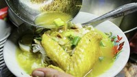 Soto Lamongan Cak Ali di Setiabudi, Jakarta Selatan, juga bisa kamu kunjungi kalau ingin mencicipi kelezatannya. Seporsi soto dibanderol mulai dari Rp 10.000 saja. Kuahnya terasa segar dan berkaldu. Kamu juga bisa menikmatinya dengan aneka sate. Foto: Google Review