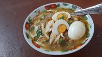 Soto Lamongan yang kuahnya gurih nampol racikan Cak Kadis ini bisa kamu kunjungi untuk makan siang. Lokasinya ada di Rawamangun, Jakarta Timur. Pilihan topping soto di sini beragam, mulai dari telur muda hingga kulit, harga per porsi sekitar 13.000 saja. Foto: Google Review /Radya Mahardika