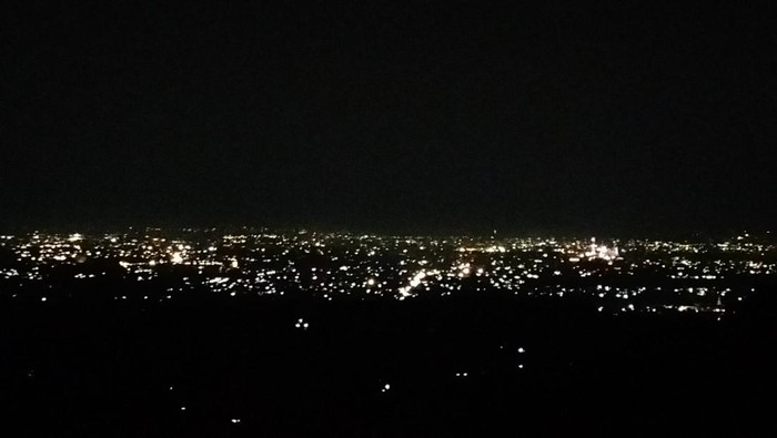 Suasana malam dari atas Bukit Batu Butir, Desa Kekait, Lombok Barat, NTB.