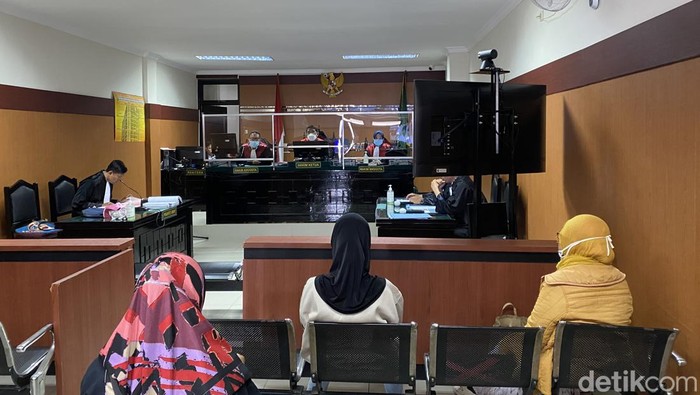 Suasana persidangan dukun sianida di Sukabumi
