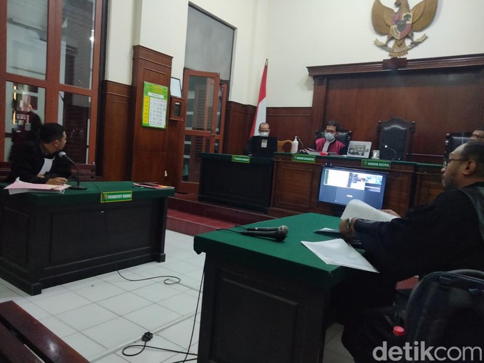 Suasana sidang daring perkara penipuan rumput laut di Ruang Kartika, PN Surabaya.