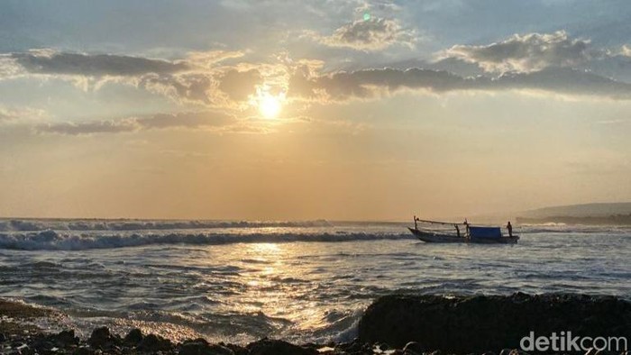 Sunset di Pantai Cicalobak Garut