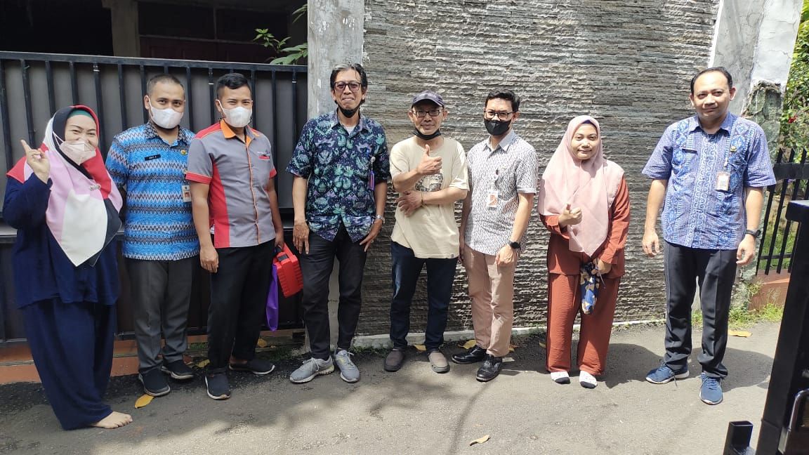 Tembok Bu Ami rawan jebol, pada 27 Februari, subuh hari, mengeluarkan air usai diguyur hujan. (Dok pribbadi Bu Ami)